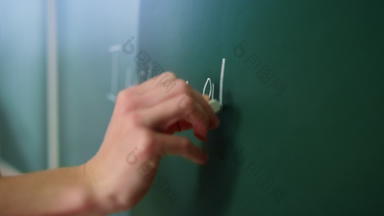 特写镜头老师手臂写作黑板上类女人画黑板